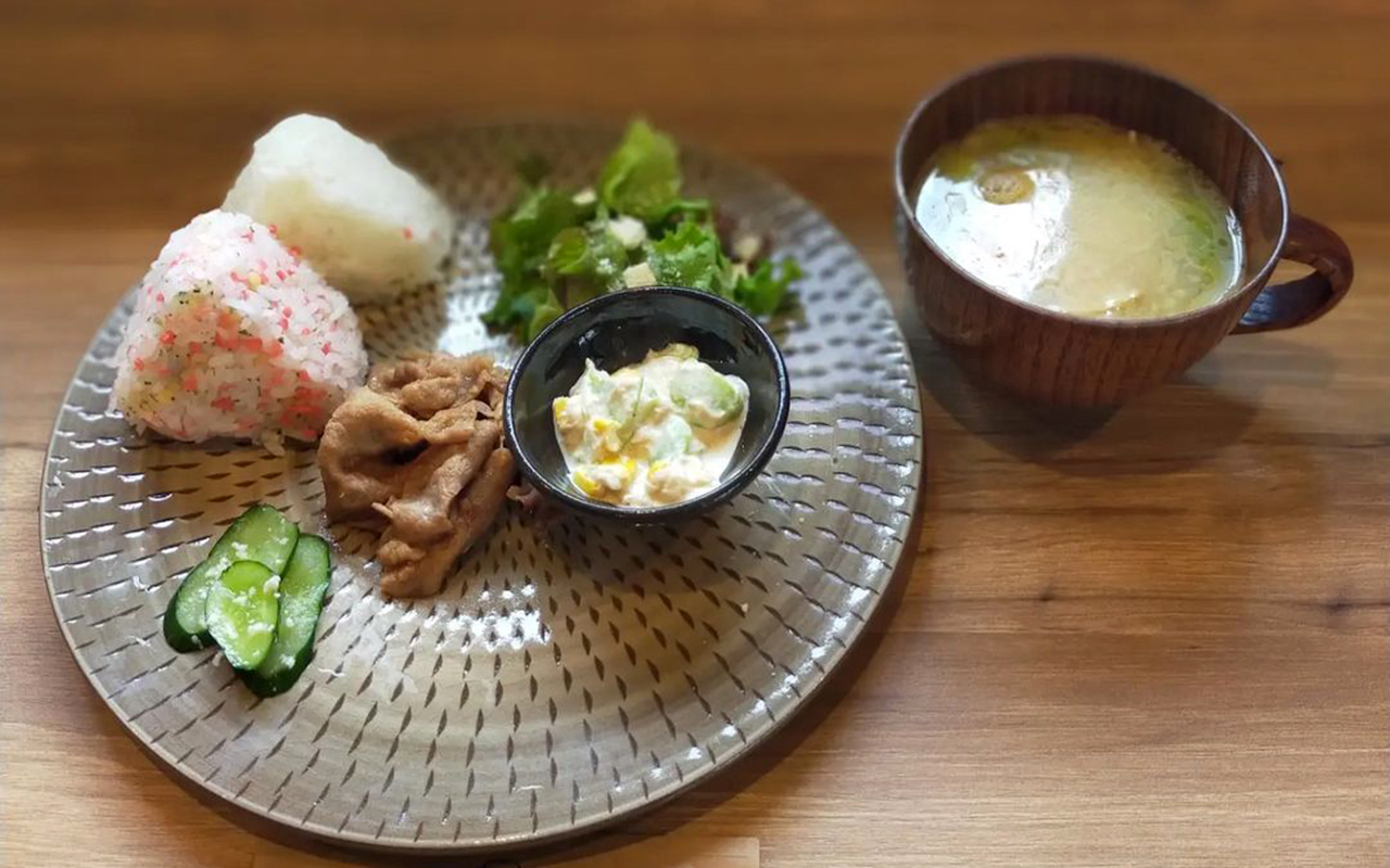 おむすびと具沢山スープ 麹を使ったヘルシーメニューがおすすめ Marumi Cafe 福岡県糟屋郡の宇美駅すぐに5月日オープン